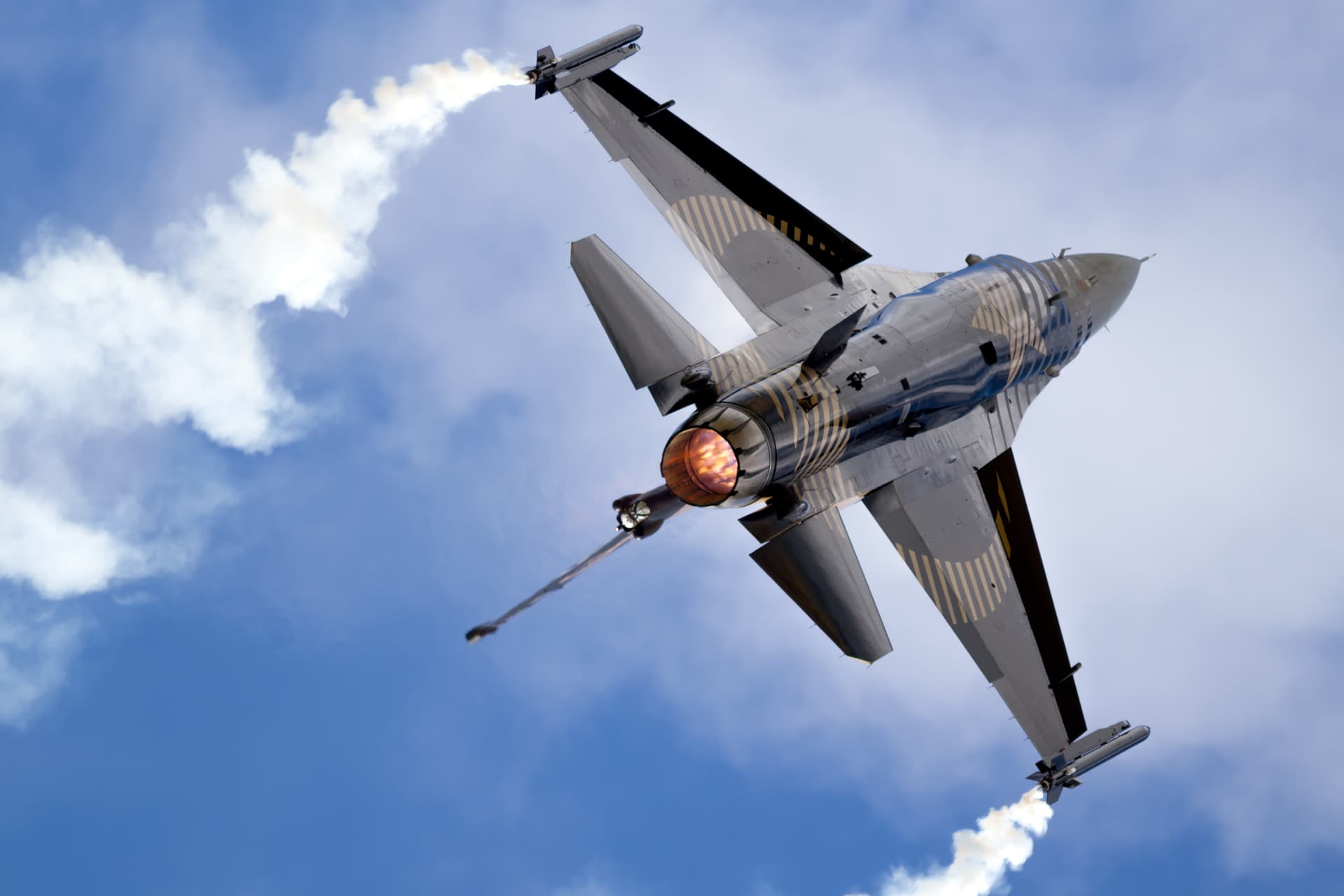 image of lockheed martin F-16 jet