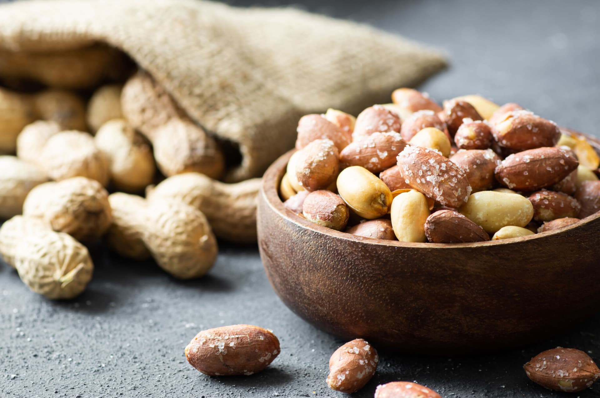 Unshelled peanuts