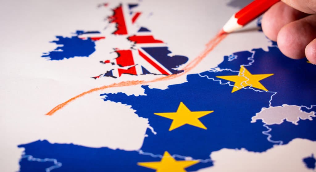 Hand drawing a red line between the UK and the rest of the European Union. Concept of Brexit. The UK is thus on course to leave the EU on 29 March 2019Hand drawing a red line between the UK and the rest of the European Union. Concept of Brexit. The UK is thus on course to leave the EU on 29 March 2019