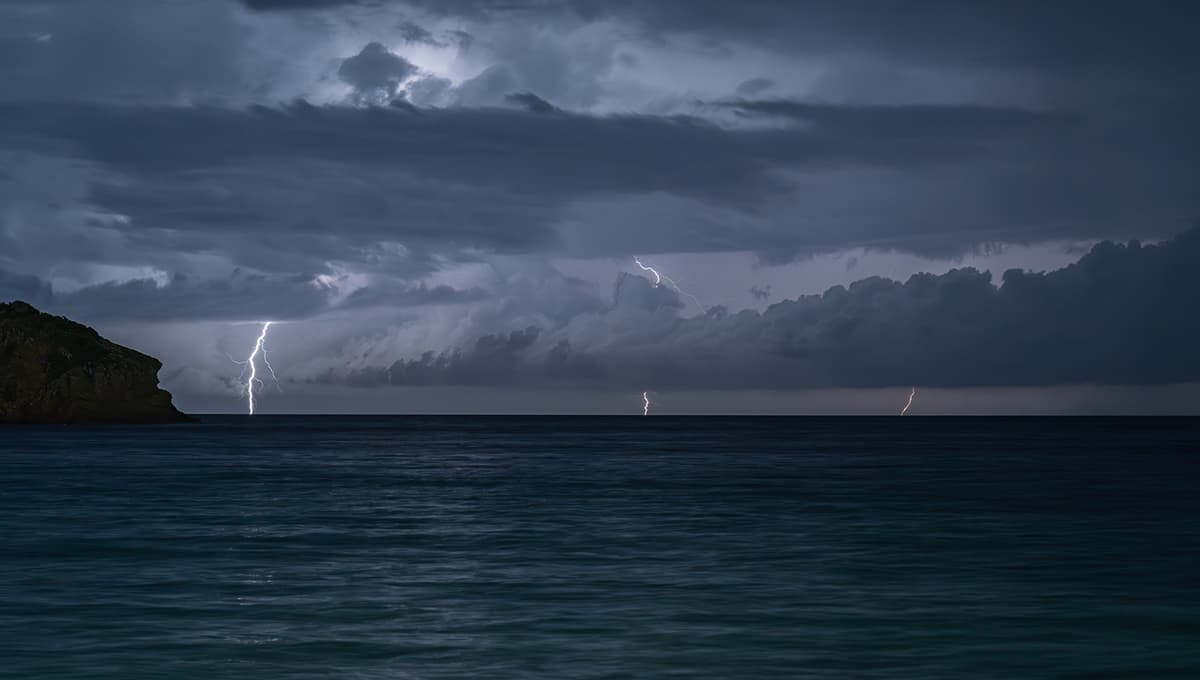 Storm dark skies lightning t5