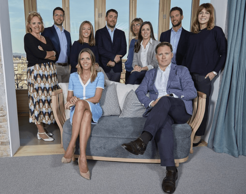 Photo of Asabys co-founders and managing partners Clara Campàs and Josep Sanfeliu (seated) with the rest of the team.